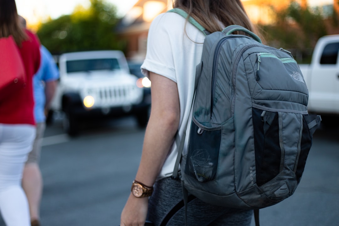 Trendy Kleuren en Designs in Schooltassen: Stijlvol en Functioneel