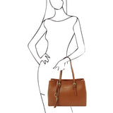 Tuscany Leather leren shopper TL Bag voor dames TL142037 cognac paspop